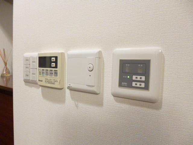 Other Equipment. Entrance key and auto-lock, You can open the lock of the key just to have the key to the bag.