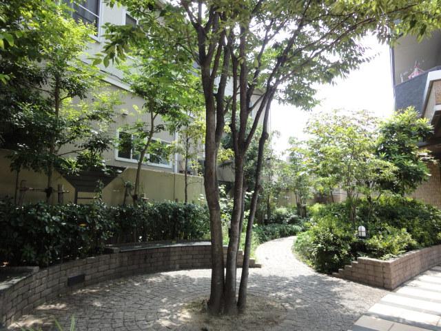 Other common areas. Mansion symbol tree, It arranged the bench aside, It has become a place of relaxation in the direction of resident.