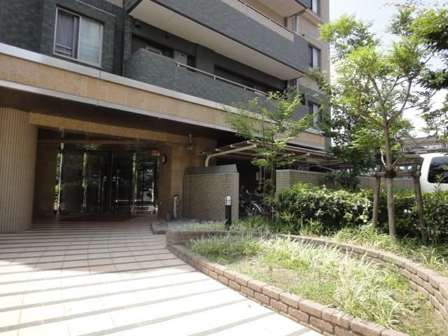 Entrance. Approach to the entrance, There is a flavor in the S-shaped.