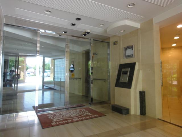 Entrance. Auto-lock equipped with monitor, You can check the monitor visitors.