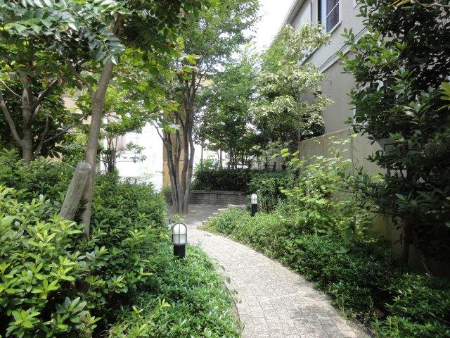 Other common areas. Courtyard with a promenade