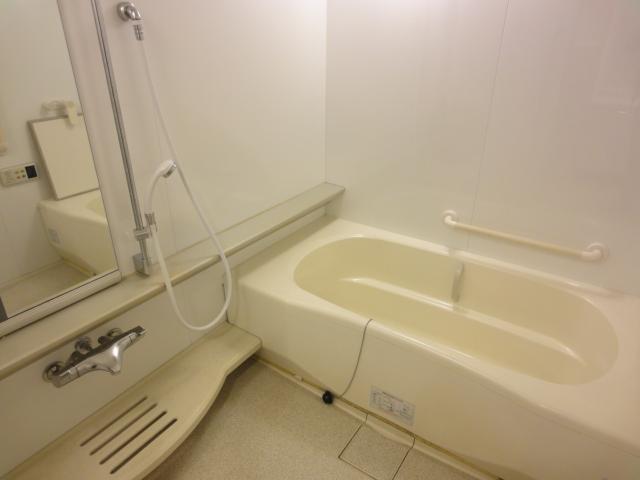 Bathroom. Spacious bus of 1600mm × 2000mm size, Bathroom heater dry with machine Otobasu (October 2013) Shooting