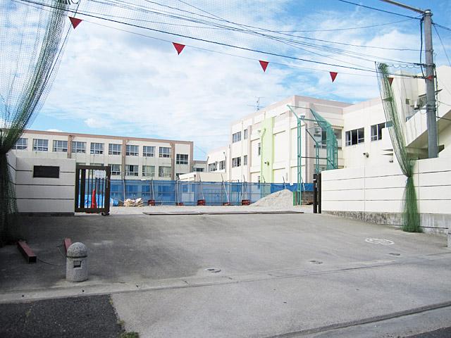 Primary school. Nursery to primary school 900m