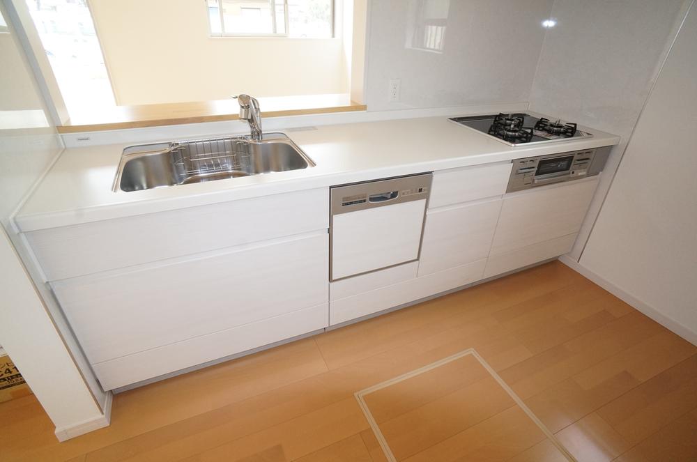 Same specifications photo (kitchen). It is the example of construction of the same construction company.  It is different from the actual photo