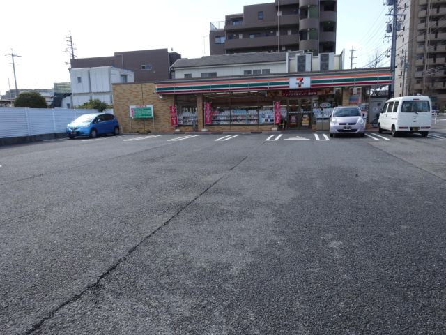 Convenience store. 550m to Seven-Eleven (convenience store)