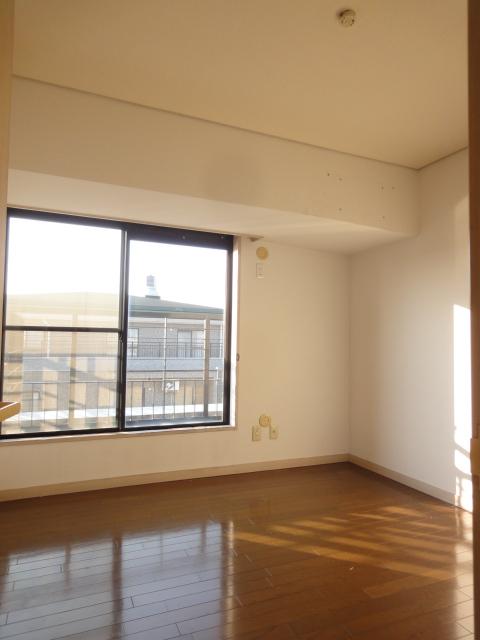 Non-living room. Northwest side Western-style.