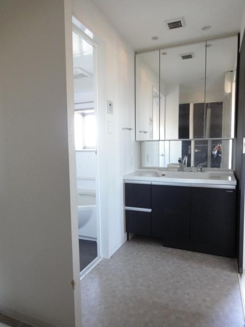 Wash basin, toilet. Lavatory that white was the keynote There is a feeling of cleanliness. (November 2013) Shooting