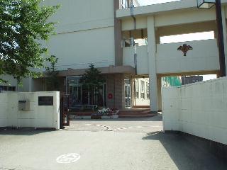 Primary school. Nursery to primary school (elementary school) 1200m