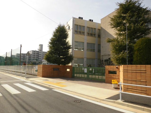 Primary school. 350m up to municipal Omori Elementary School (elementary school)