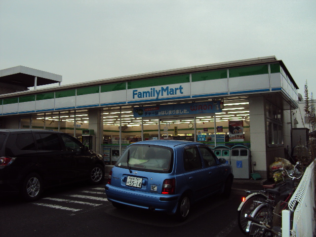 Convenience store. FamilyMart Moriyama nursery store up (convenience store) 320m