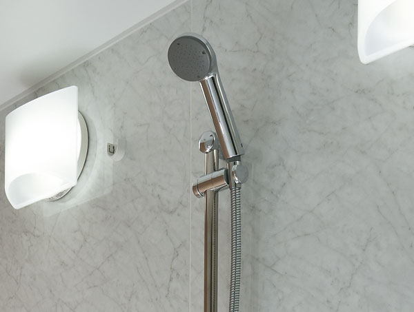 Bathing-wash room.  [Slide bar shower] Adopt an easy-to-use shower head in a wide range outlet of the shower. Comfortable slide bar height can be freely adjusted / Same specifications