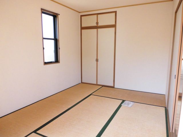 Living and room. Japanese-style rooms are calm chillin.