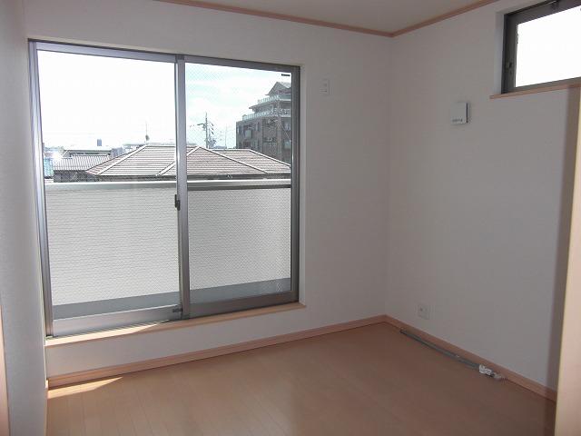Non-living room. 3 Kaiyoshitsu You can enter and exit to the balcony! 