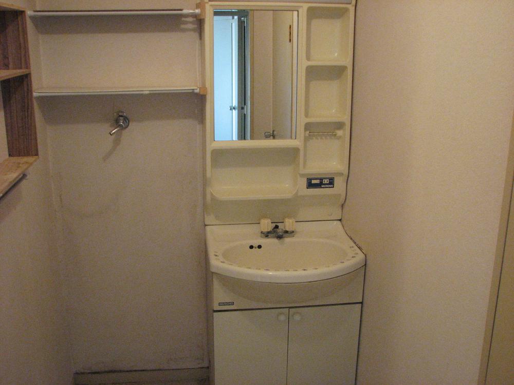 Wash basin, toilet. Indoor (11 May 2013) Shooting