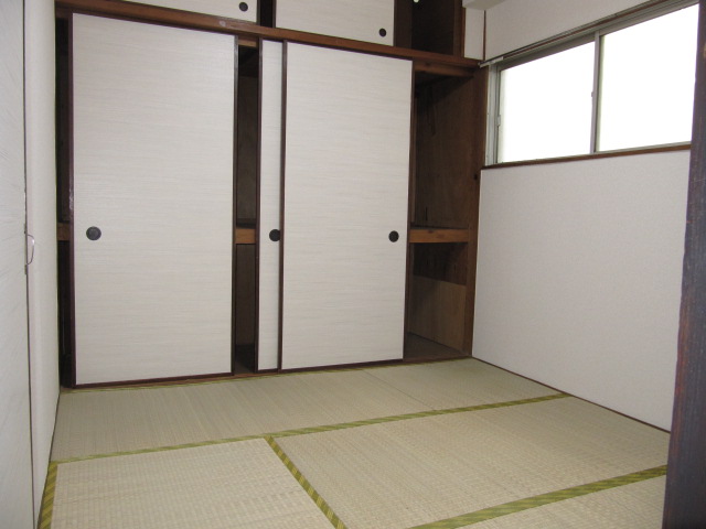 Living and room. The north side of the Japanese-style room 4.5 quires