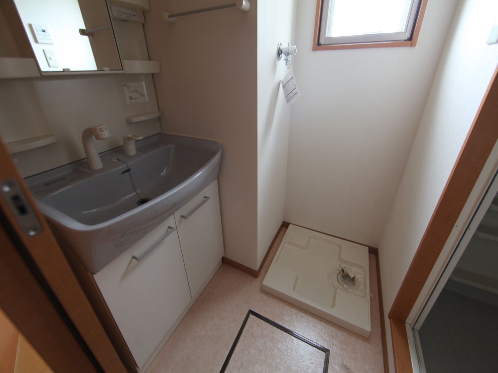 Washroom. Dressing room Independent washbasin (with shampoo dresser) with a window (ventilation good