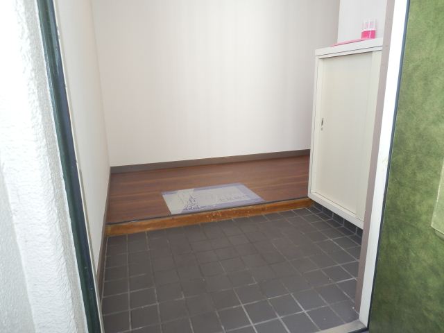 Entrance. Entrance space with a shoebox of sliding door type. 