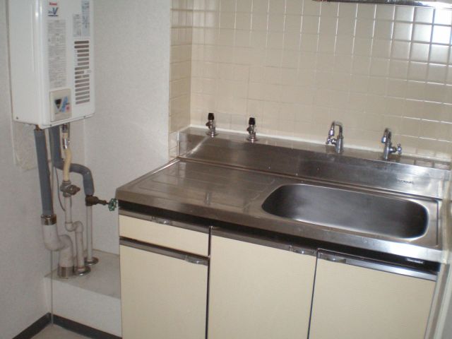 Kitchen. Gas stove can be installed