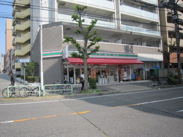 Convenience store. STORE100 (convenience store) to 366m