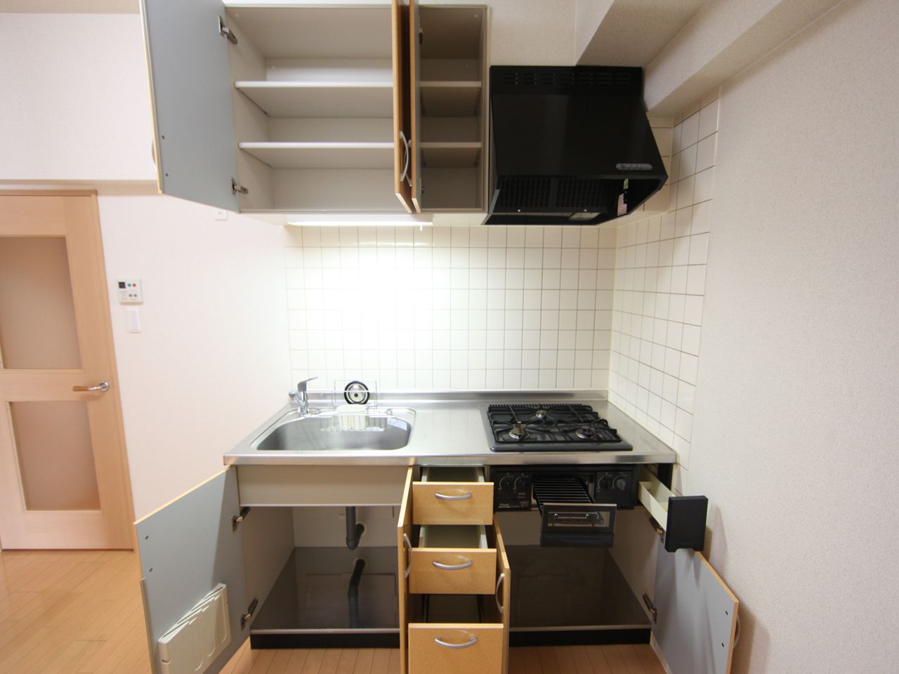 Kitchen. System kitchen (gas three-necked ・ With grill)