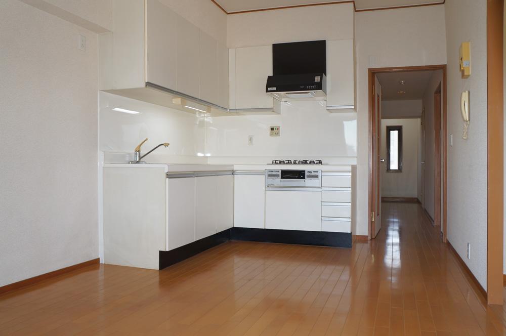 Kitchen. It is a popular L-type system Kitchen.