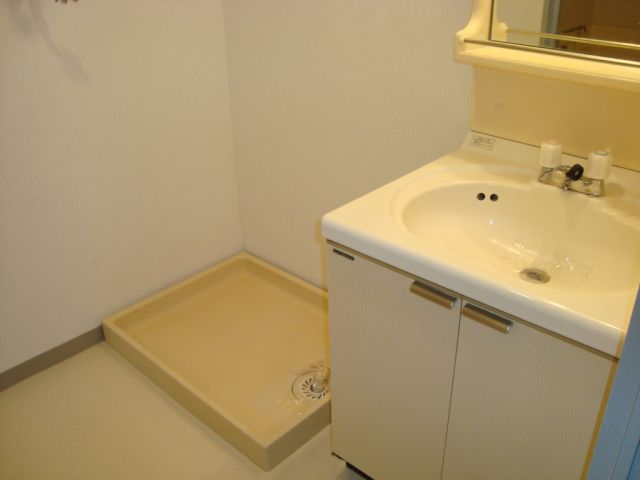 Washroom. Independent wash basin ・ It is undressing space. 