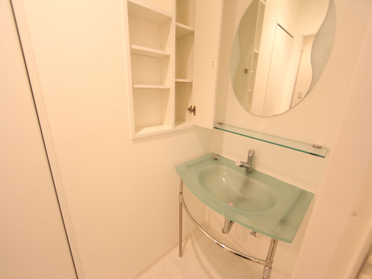 Washroom. Dressing room Independent wash basin (with shampoo dresser)