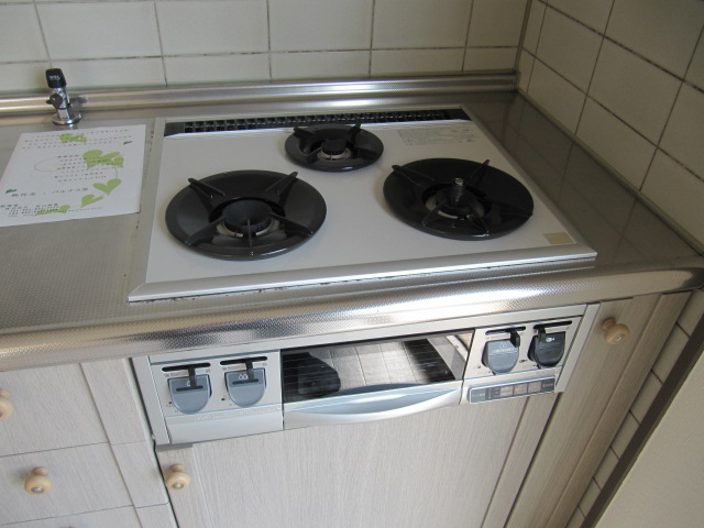 Kitchen. 3-neck gas stove