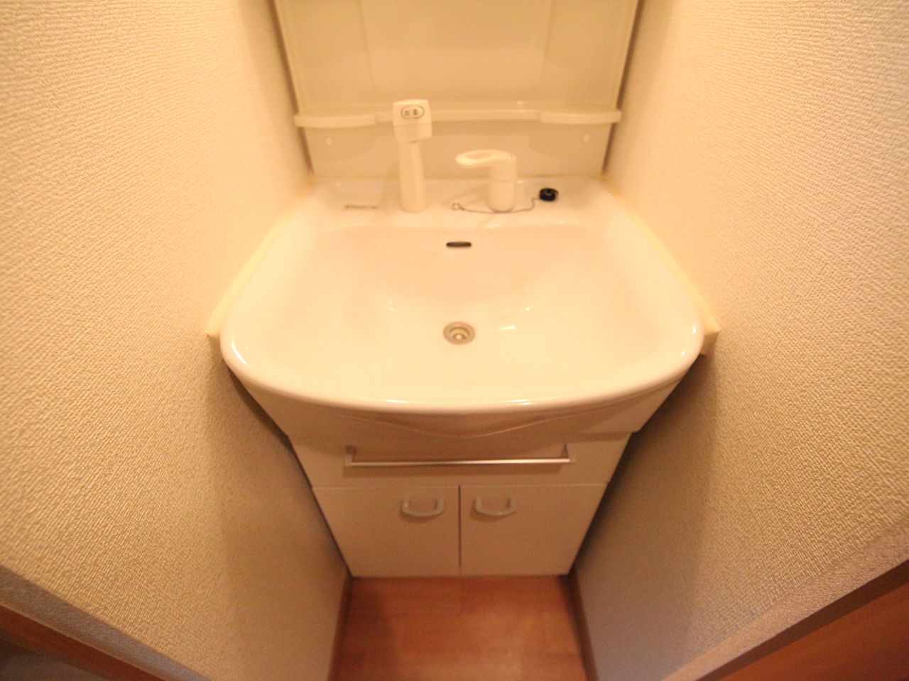 Washroom. Independent washbasin (with shampoo dresser)