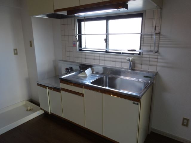 Kitchen. Two-burner stove also put large kitchen space