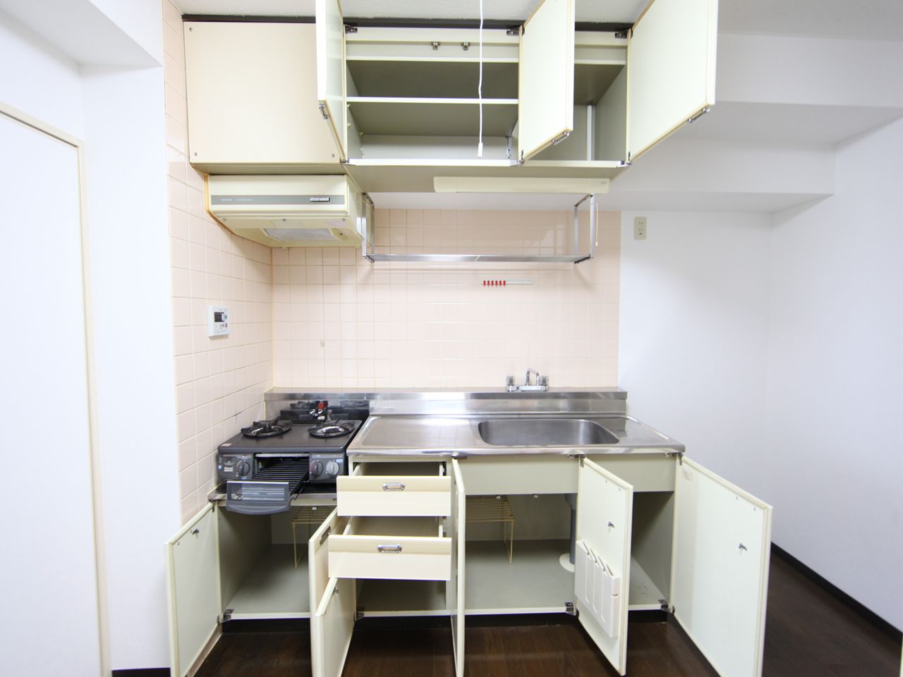 Kitchen. Kitchen (gas two-burner stove ・ Was grilled installation)