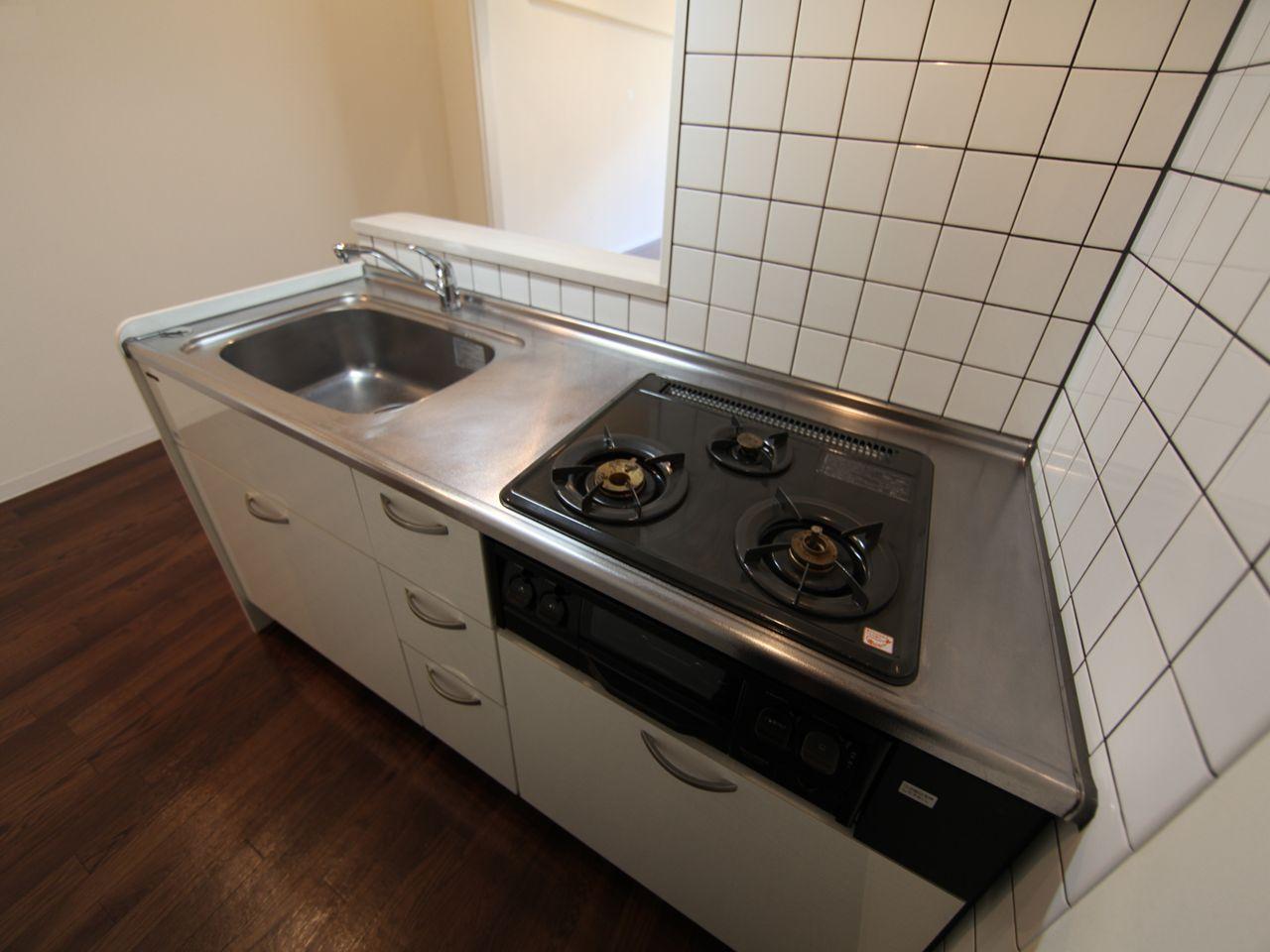 Kitchen. System kitchen (gas three-necked ・ With grill) with window (ventilation good)