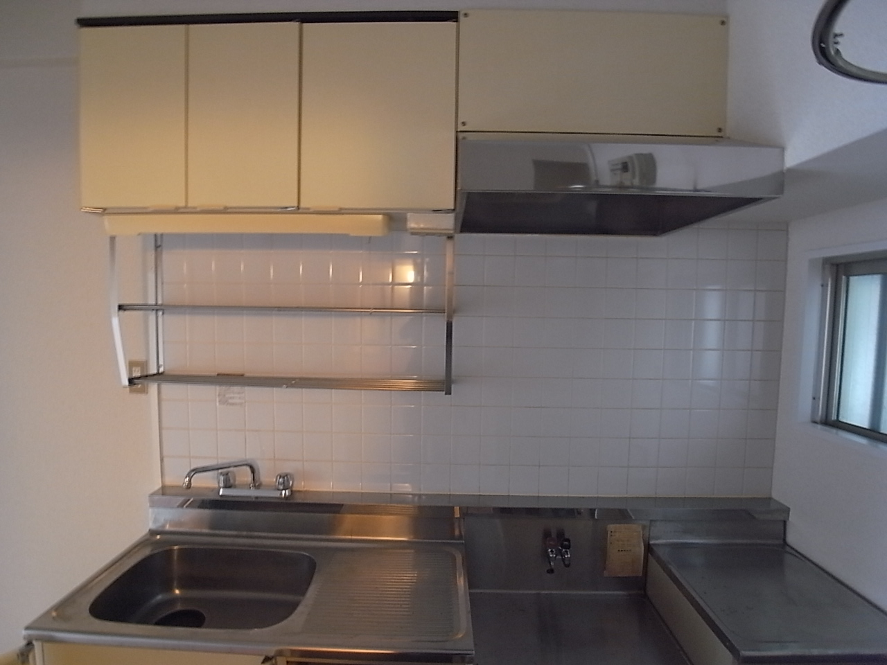 Kitchen. Kitchen (gas two-burner stove installation possible) with cooking space