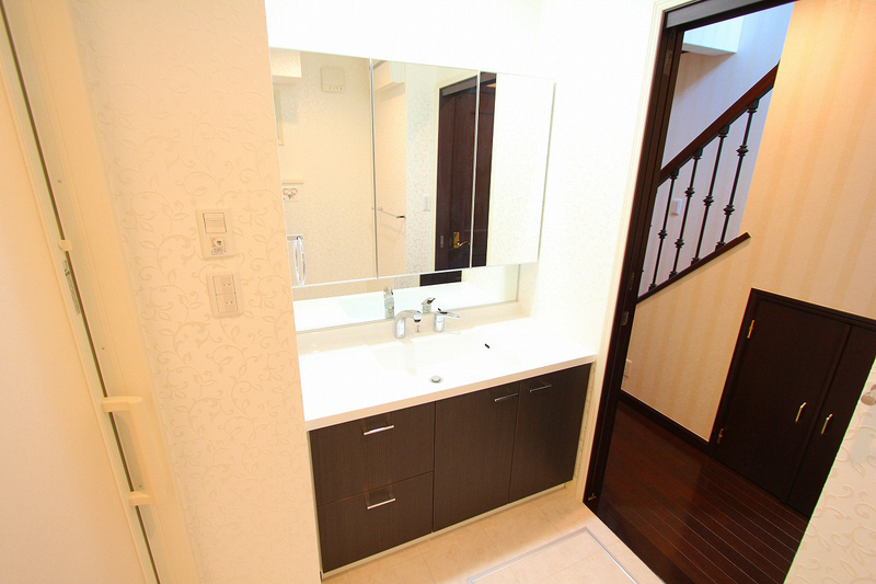 Washroom. Washbasin large mirror is happy, Space is also wide. 