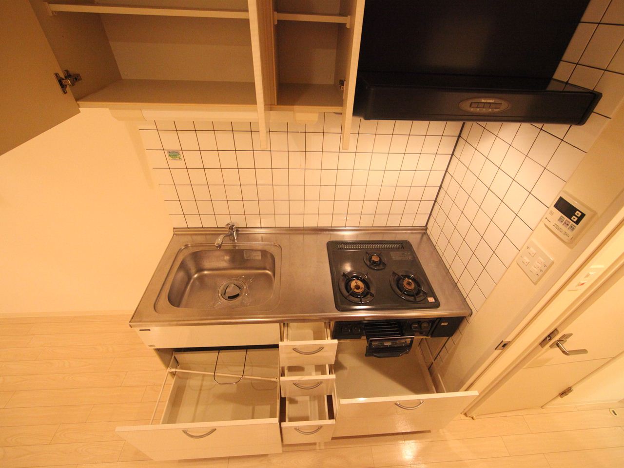 Kitchen. System kitchen (gas three-necked ・ With grill)