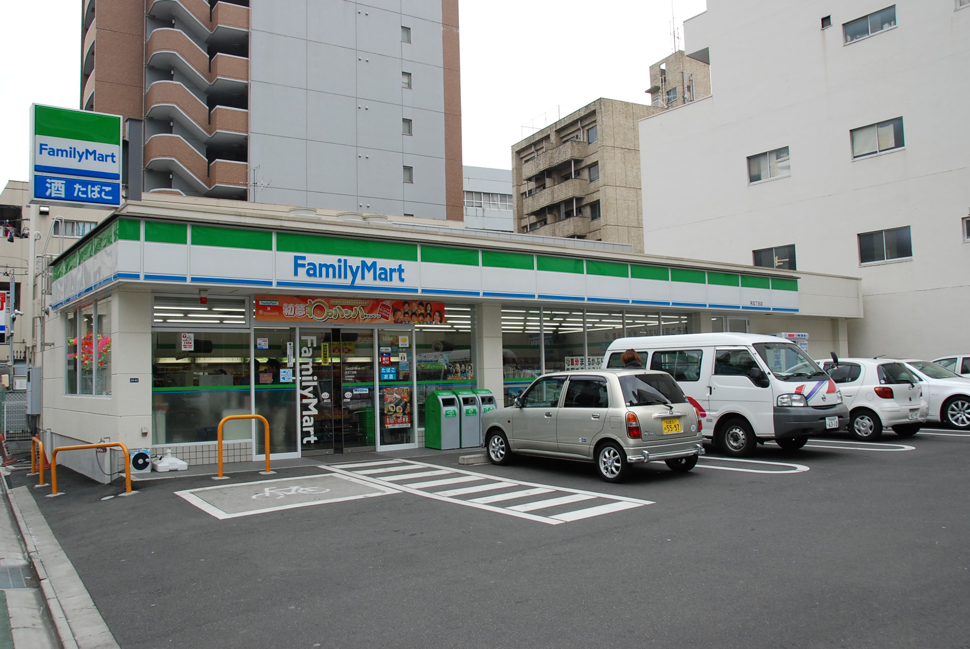 Convenience store. FamilyMart Sakaekawara through store up (convenience store) 252m