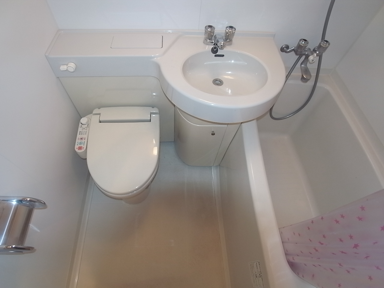 Bath. Bathing with a toilet and spacious Warm water washing toilet seat with heating function