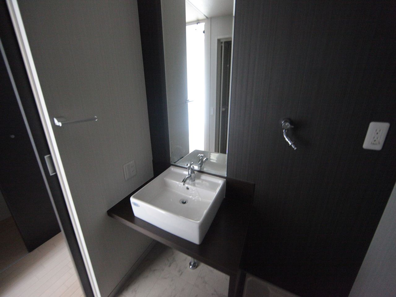 Washroom. Dressing room (with separate wash basin)