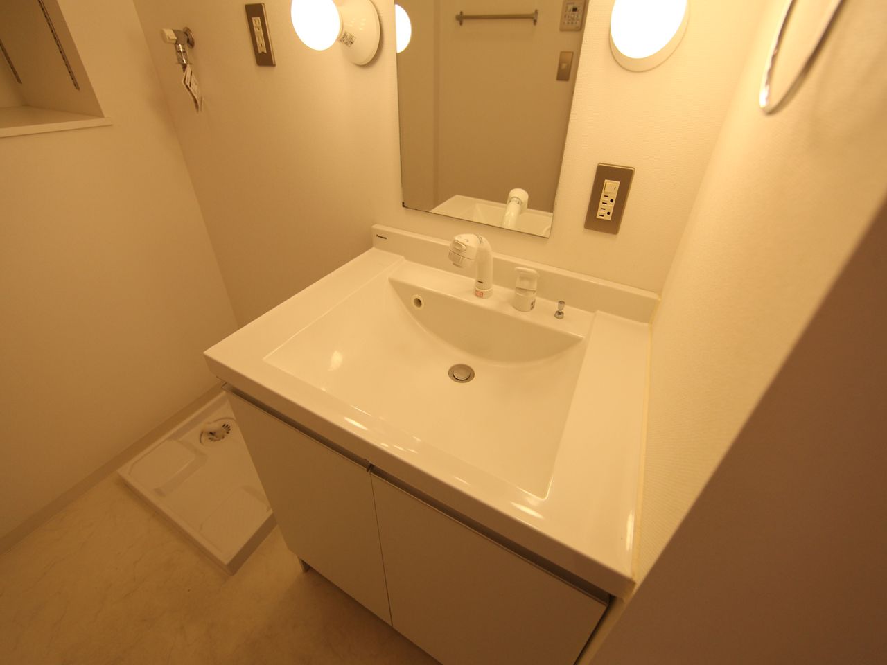 Washroom. Dressing room Independent wash basin can be prepared (shampoo dresser) washing machine