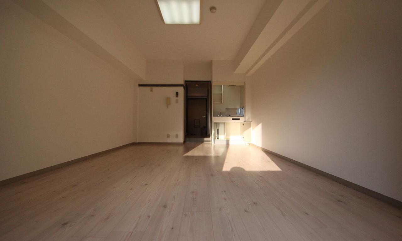 Living and room. Western-style 9.1 Pledge kitchen (with stove) air-conditioned