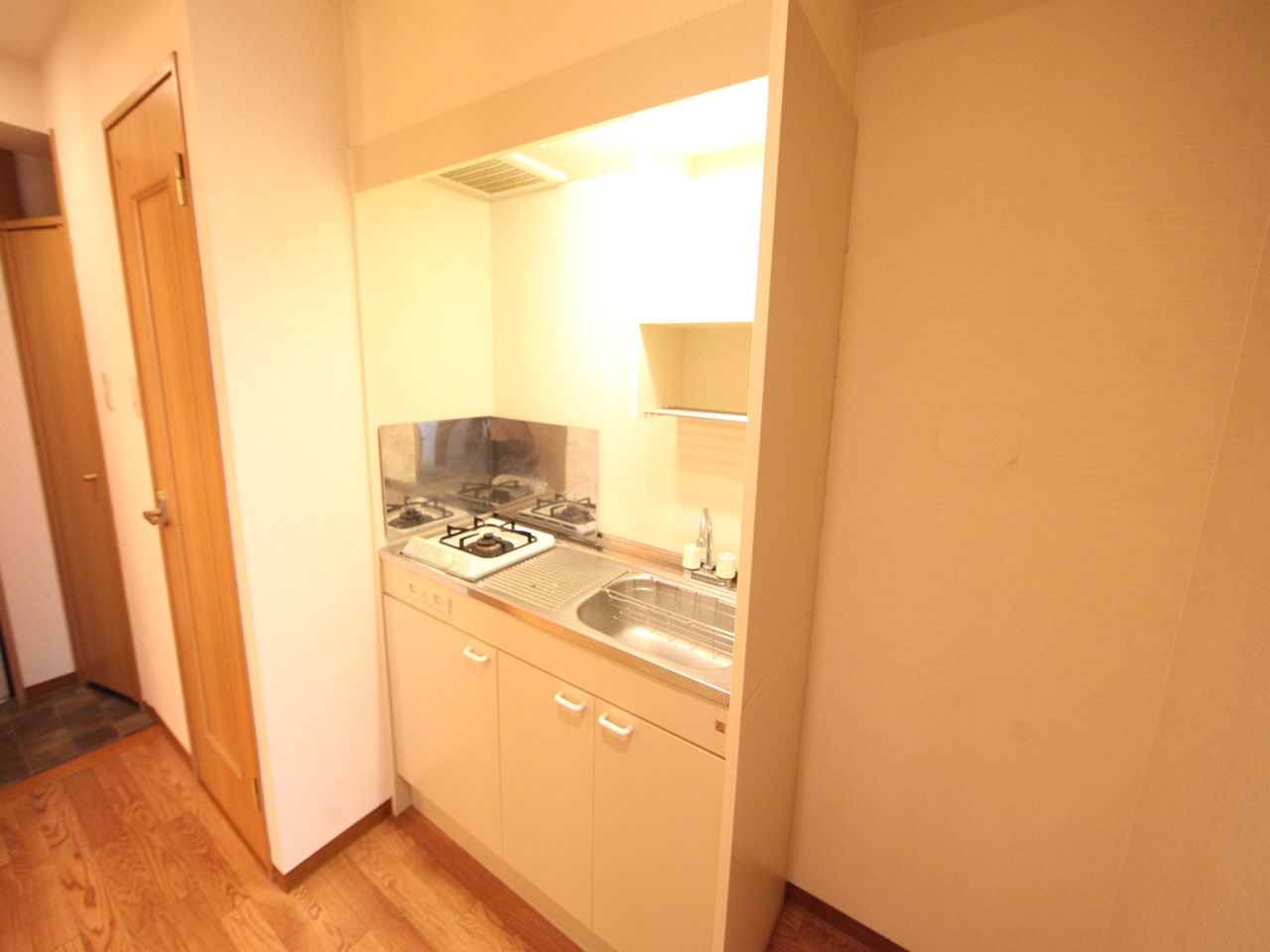 Kitchen. Kitchen (1-neck with a gas stove) can refrigerator microwave oven, etc. available