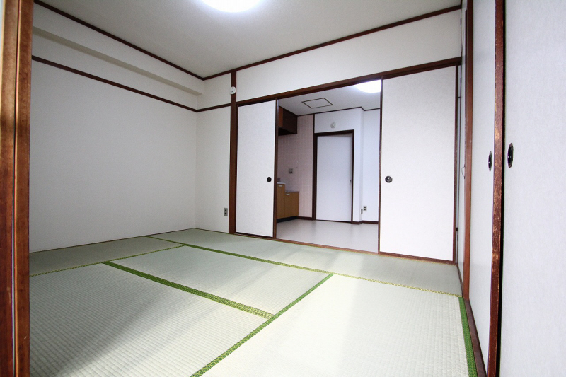 Living and room. It is a photograph of a Japanese-style room. It is a beautiful tatami.