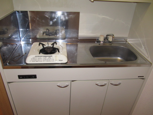 Kitchen. 1-neck with gas stove