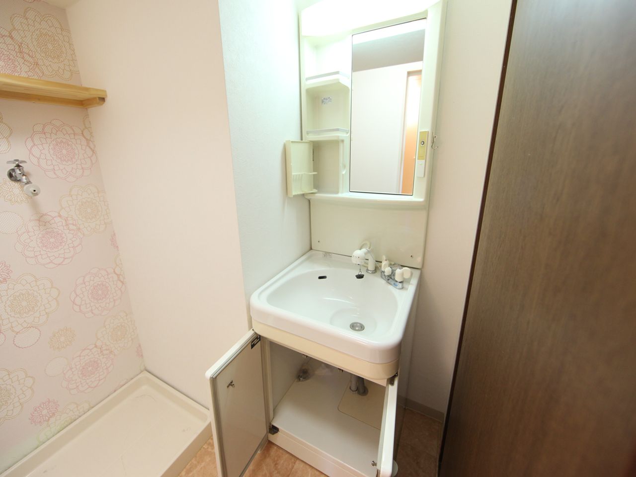 Washroom. Dressing room Independent washbasin (with shampoo dresser)