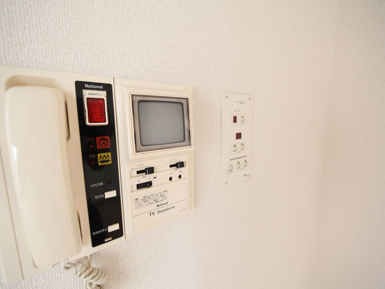 Security. With intercom (with auto-lock)