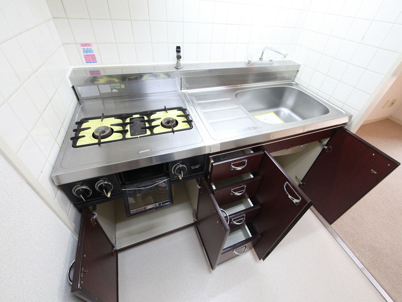 Living and room. System kitchen (gas two-burner stove ・ With grill)