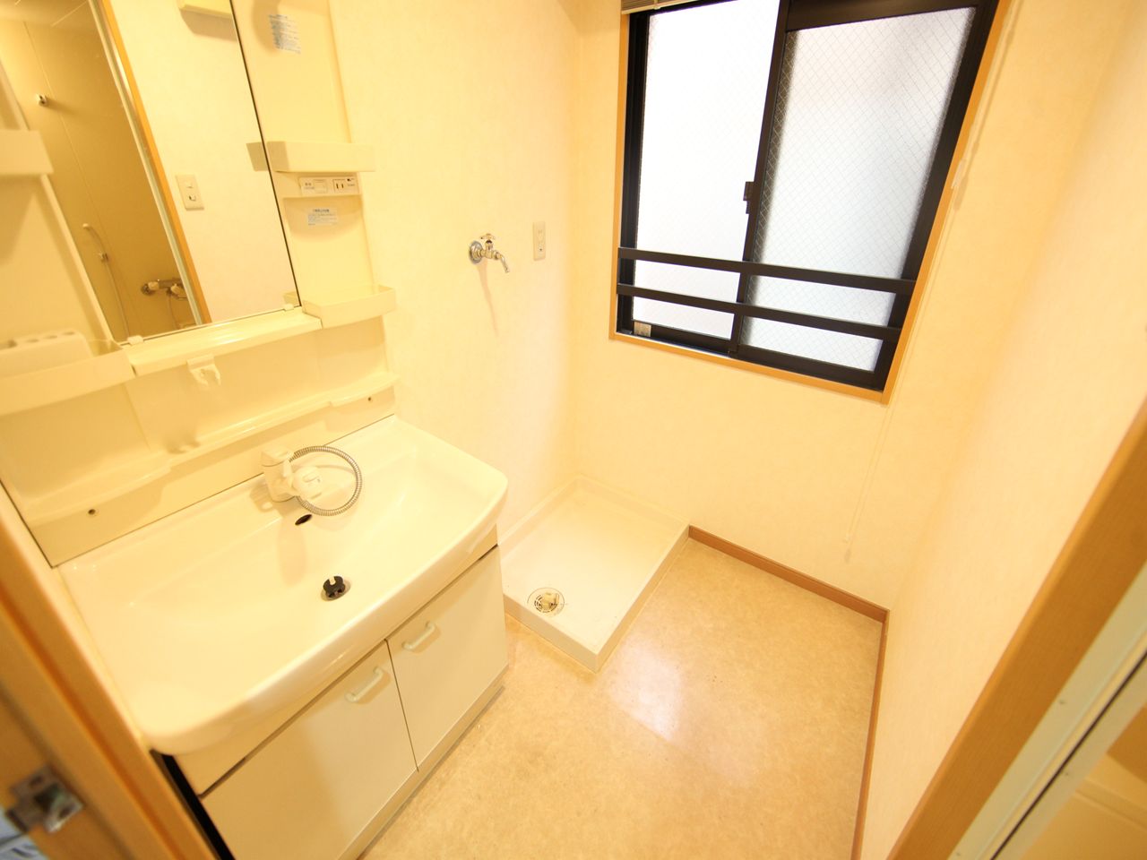 Washroom. Dressing room Independent washbasin (with shampoo dresser) with a window (ventilation good