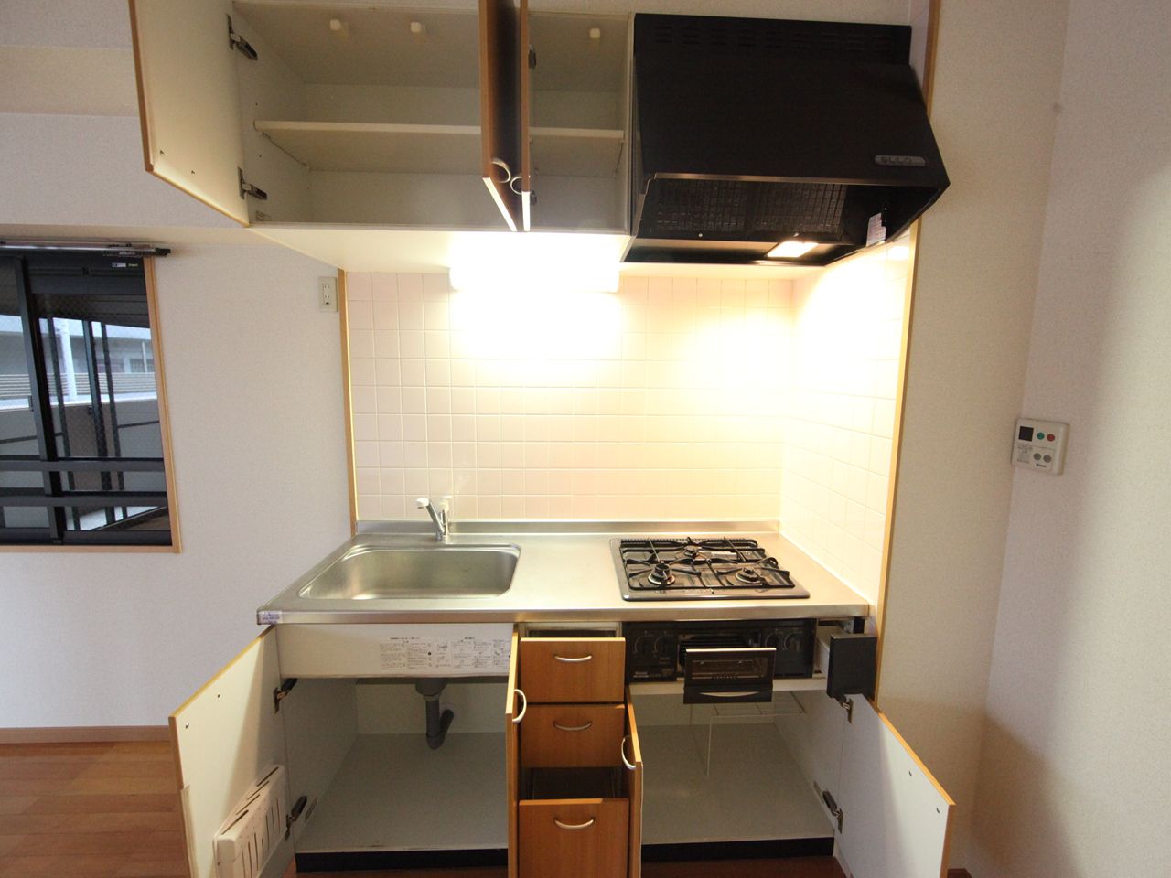 Kitchen. System kitchen (gas three-necked ・ With grill)