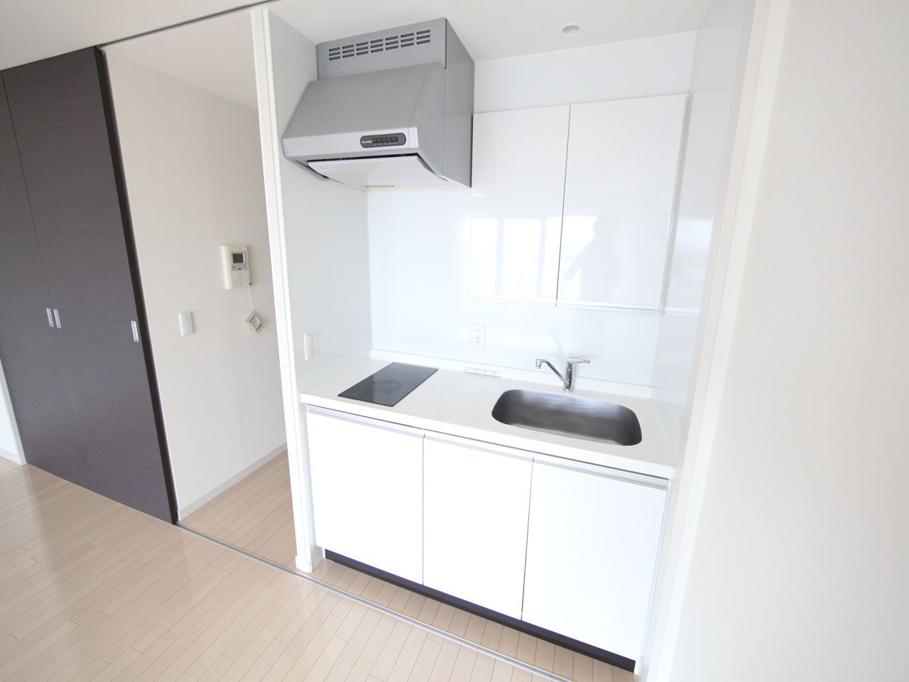 Kitchen. System Kitchen (2 burners IH) Refrigerator ・ Microwave oven, etc. available OK