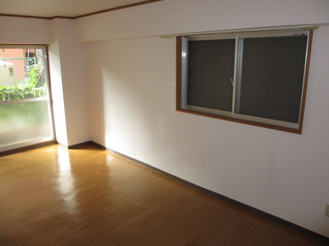 Living and room. There is also a 12-mat is wide in the Western-style room! ! The window is also large.